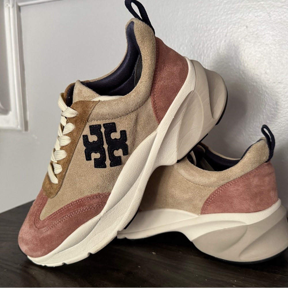 Tory Burch women’s Suede Sneakers Cream/Navy/Pink Moon size 6.5 
Used once !! 🔥